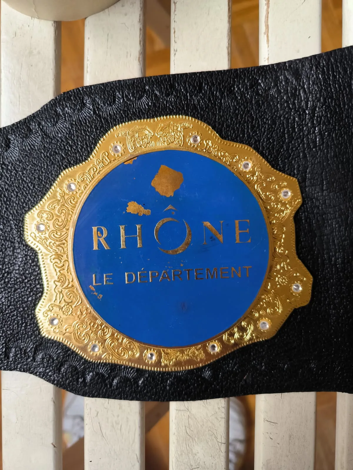 Custom blue and gold side plate detail